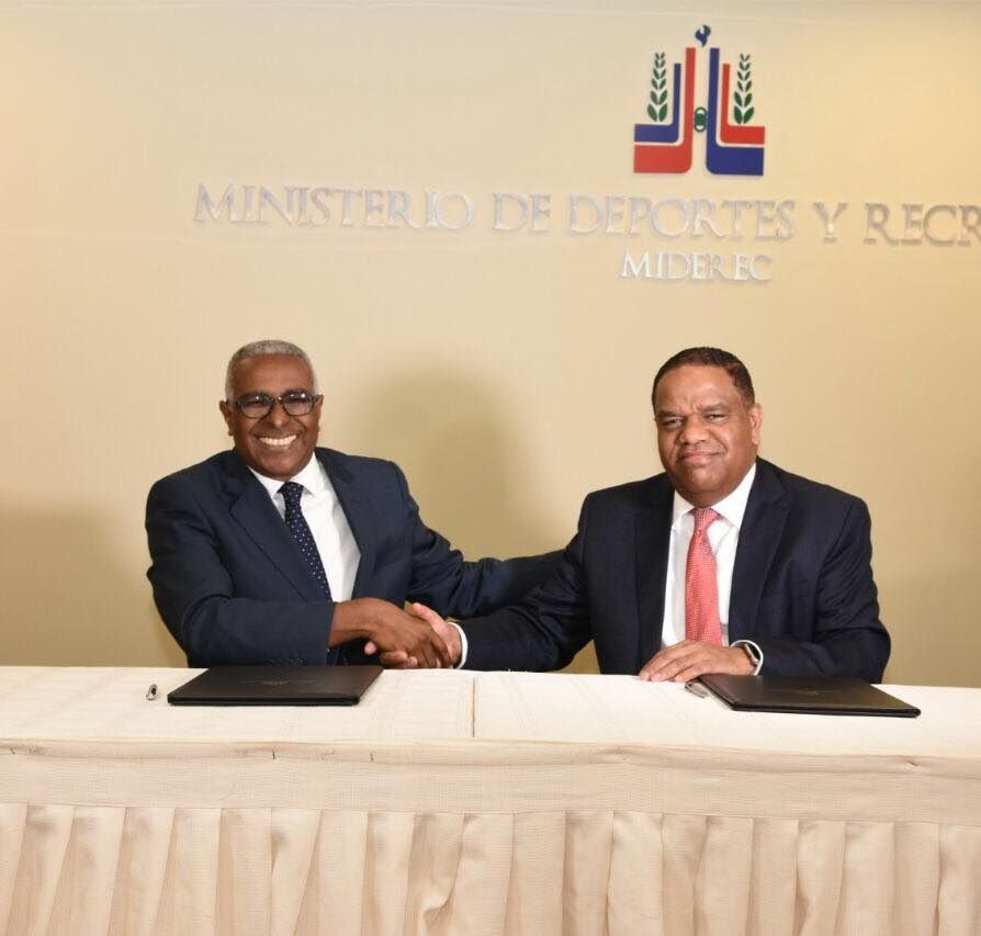 ?p=image&amp;src=%7B%22file%22%3A%22images%2Fnews%2FRolando+Guzmn+y+Danilo+Daz+ministro+de+Deportes Instituto Tecnol&oacute;gico de Santo Domingo - Ministerio de Deportes e INTEC firman alianza