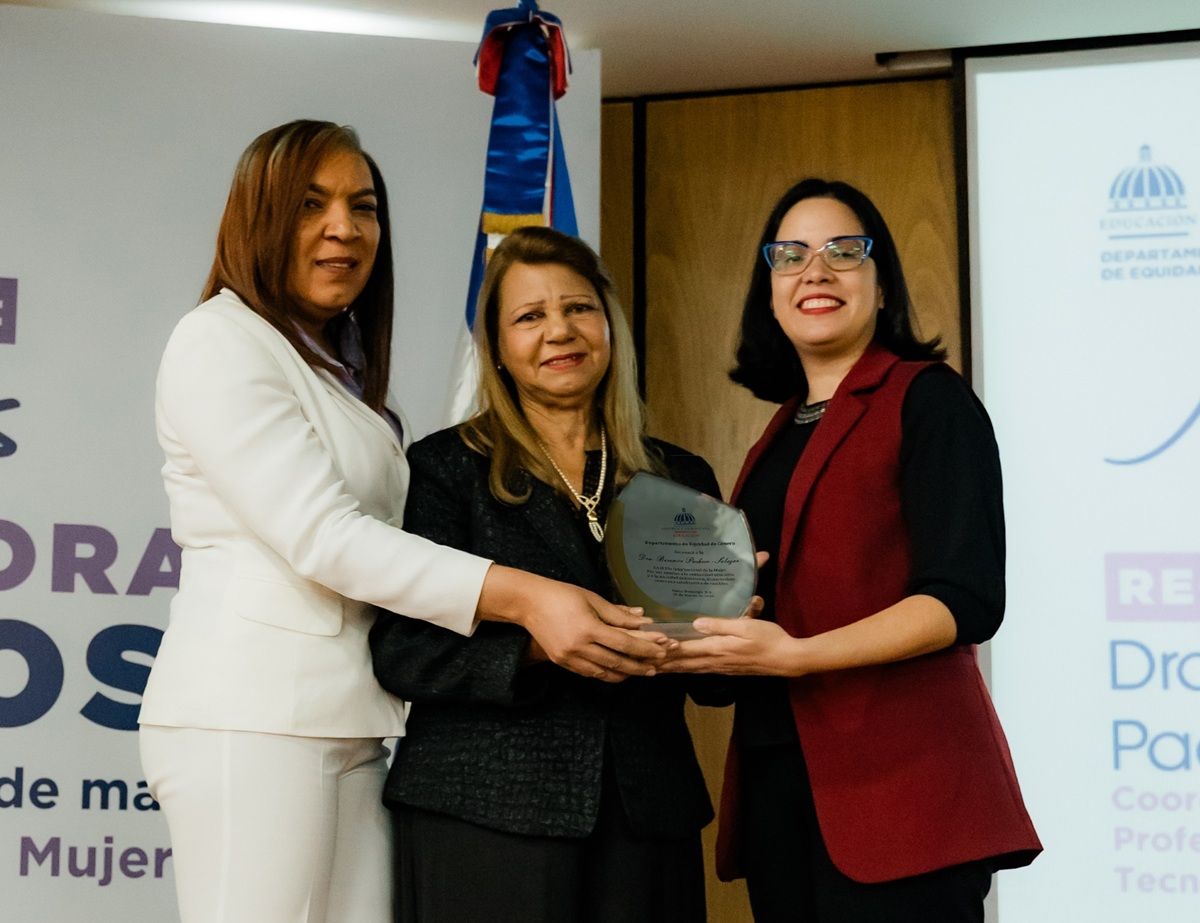 ?p=image&amp;src=%7B%22file%22%3A%22images%2Fnews%2FBerenice+Pacheco-Salazar1 Instituto Tecnol&oacute;gico de Santo Domingo - Profesora de INTEC es reconocida por MINERD por sus aportes a la educaci&oacute;n dominicana