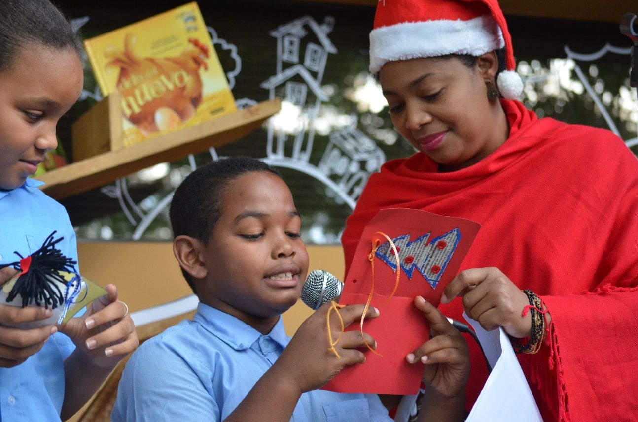?p=image&amp;src=%7B%22file%22%3A%22images%2Fprensa%2FDSC_1678 Instituto Tecnol&oacute;gico de Santo Domingo - Ni&ntilde;os comparten anhelos de un mejor pa&iacute;s ante &aacute;rbol navide&ntilde;o