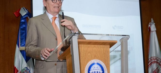 ?p=image&amp;src=%7B%22file%22%3A%22images%2Fnews%2FJamesRobinson Instituto Tecnol&oacute;gico de Santo Domingo - Notas de prensa