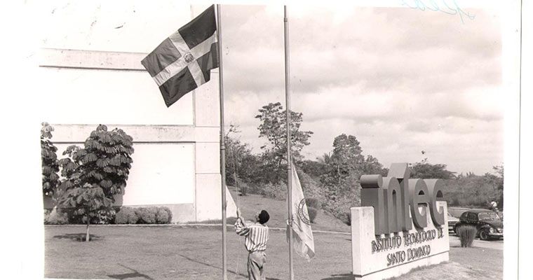 ?p=image&amp;src=%7B%22file%22%3A%22images%2Facerca-de-intec%2Fdatos-e-historia%2F90%2Fbandera-intec Instituto Tecnol&oacute;gico de Santo Domingo - Historia