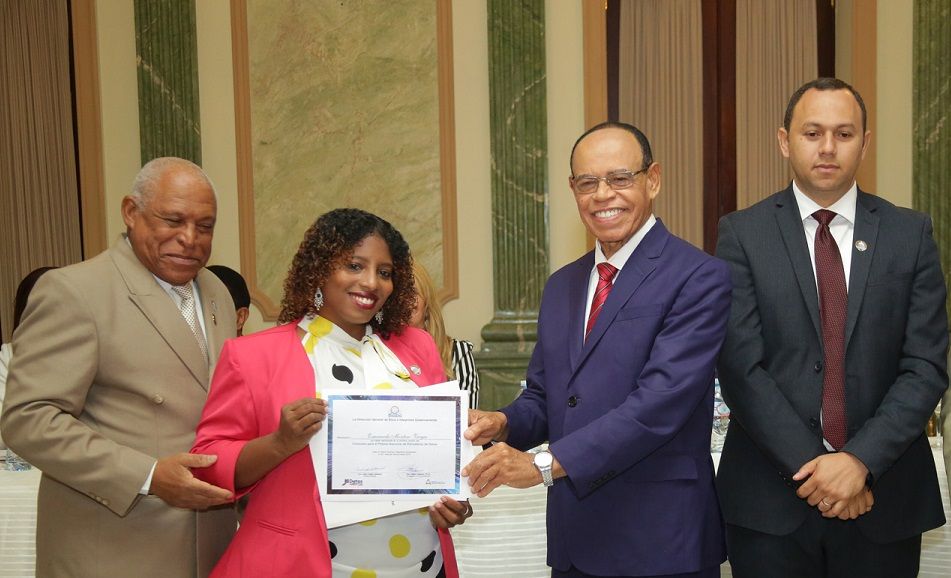 ?p=image&amp;src=%7B%22file%22%3A%22images%2Fnews%2FEsmerarda+Montero1 Instituto Tecnol&oacute;gico de Santo Domingo - Profesora Comunicaci&oacute;n Social y Medios Digitales gana premio concurso periodismo de datos