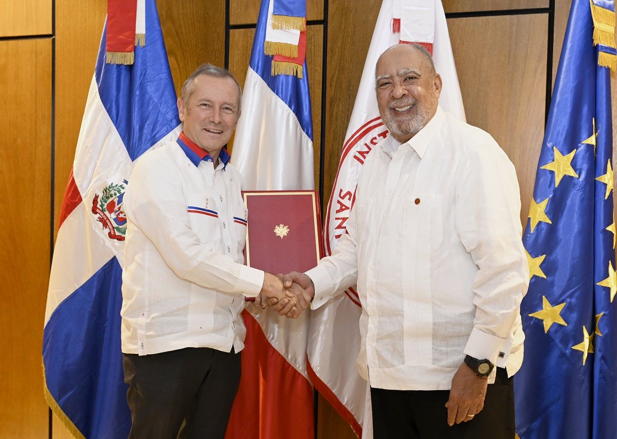 ?p=image&amp;src=%7B%22file%22%3A%22images%2Fnews%2FEmbajadordeFrancia-RectordeINTEC Instituto Tecnol&oacute;gico de Santo Domingo - INTEC y Embajada de Francia en RD firman acuerdo para desarrollar proyecto de gesti&oacute;n de residuos agr&iacute;colas y sargazo