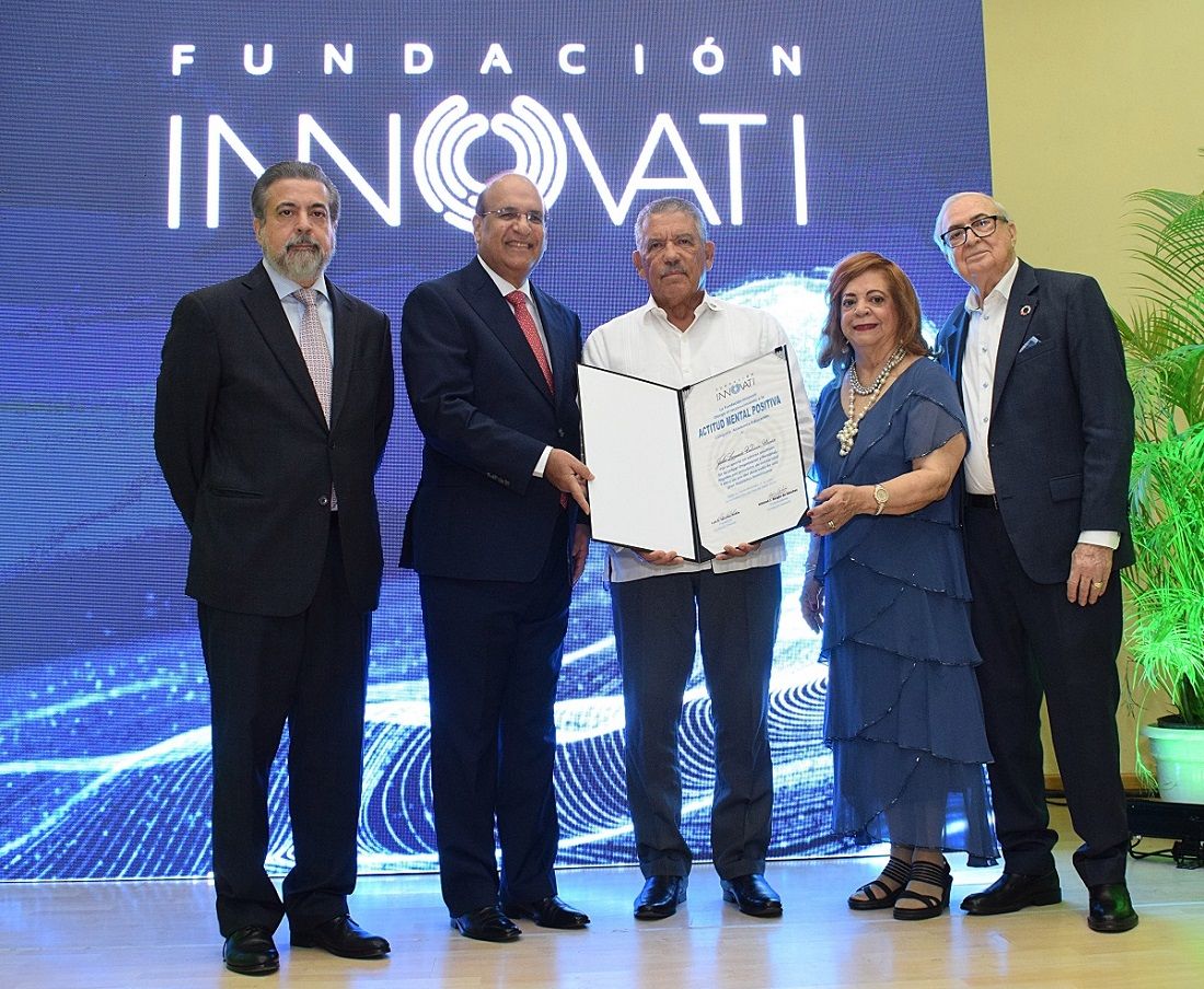 ?p=image&amp;src=%7B%22file%22%3A%22images%2Fnews%2FReconocimientoLeoValeiron Instituto Tecnol&oacute;gico de Santo Domingo - Fundaci&oacute;n Innovati reconoce al docente de INTEC Julio Leonardo Valeir&oacute;n