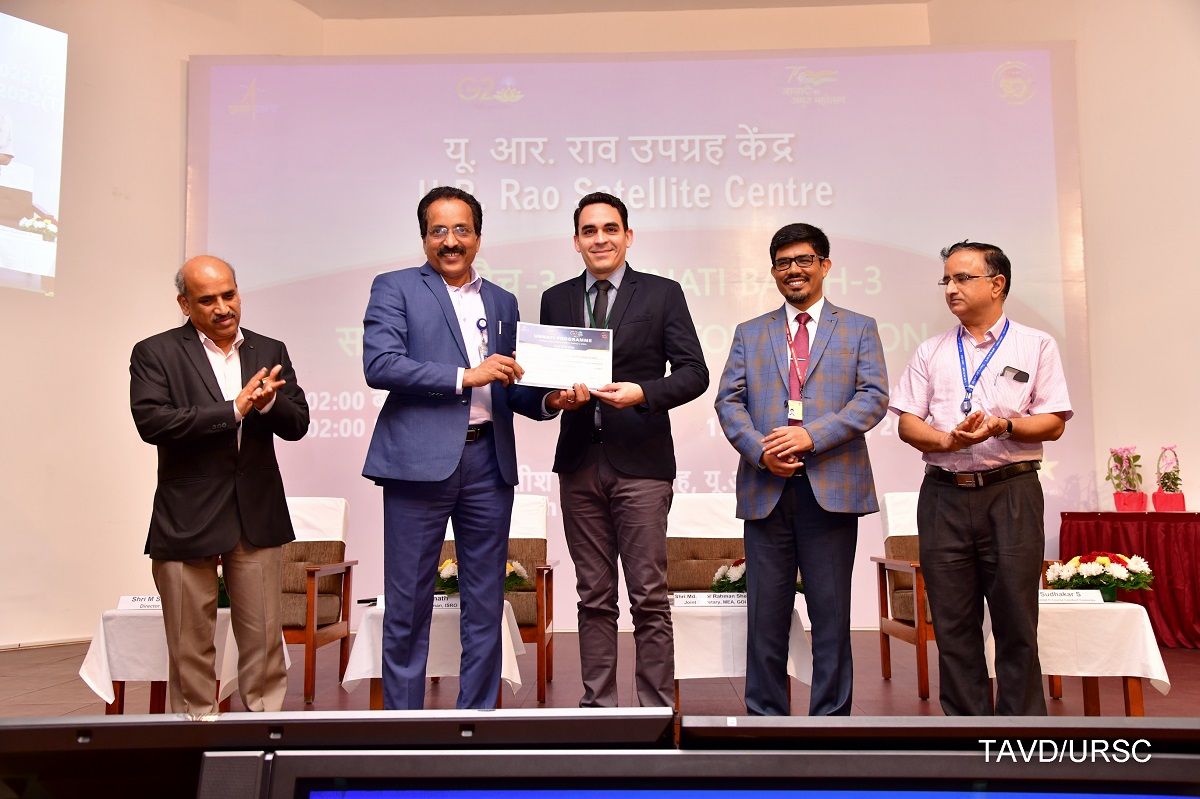 ?p=image&amp;src=%7B%22file%22%3A%22images%2Fnews%2FDiploma-ISRO-Edwin Instituto Tecnol&oacute;gico de Santo Domingo - Docentes del INTEC concluyen programa de formaci&oacute;n en nanosat&eacute;lites de la India