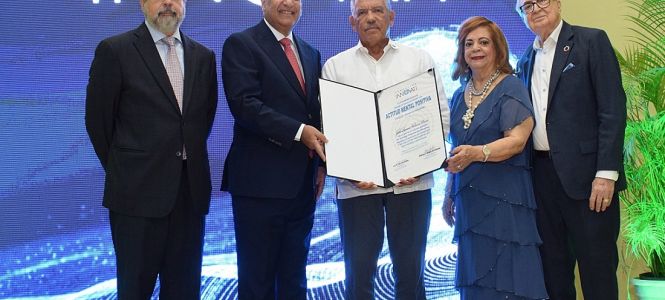 ?p=image&amp;src=%7B%22file%22%3A%22images%2Fnews%2FReconocimientoLeoValeiron Instituto Tecnol&oacute;gico de Santo Domingo - Notas de prensa