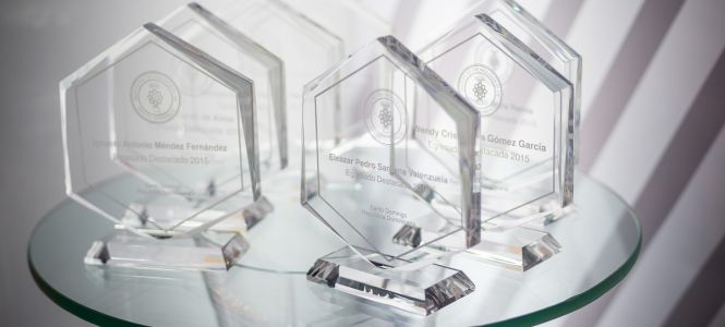 ?p=image&amp;src=%7B%22file%22%3A%22images%2Fnews%2Fganadores-premio-egresado-20161012 Instituto Tecnol&oacute;gico de Santo Domingo - Notas de prensa