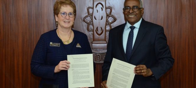 ?p=image&amp;src=%7B%22file%22%3A%22images%2Fnews%2FRolando+Guzmn+y+Connie+Gores Instituto Tecnol&oacute;gico de Santo Domingo - Notas de prensa