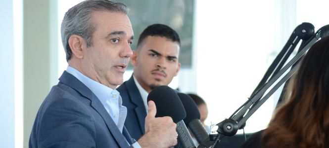 ?p=image&amp;src=%7B%22file%22%3A%22images%2Fnews%2FLuis-Abinader-en-la-cabina-de-Radio-INTEC Instituto Tecnol&oacute;gico de Santo Domingo - Notas de prensa