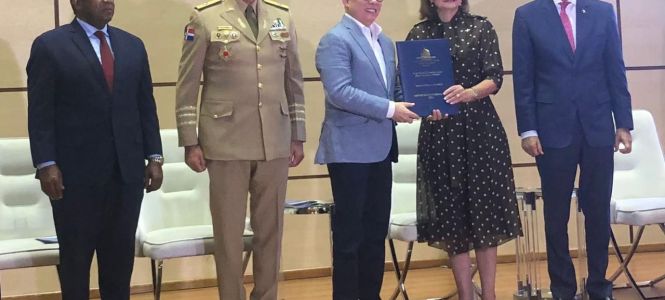 ?p=image&amp;src=%7B%22file%22%3A%22images%2Fnews%2FVictorGomezpremiomescyt Instituto Tecnol&oacute;gico de Santo Domingo - Notas de prensa