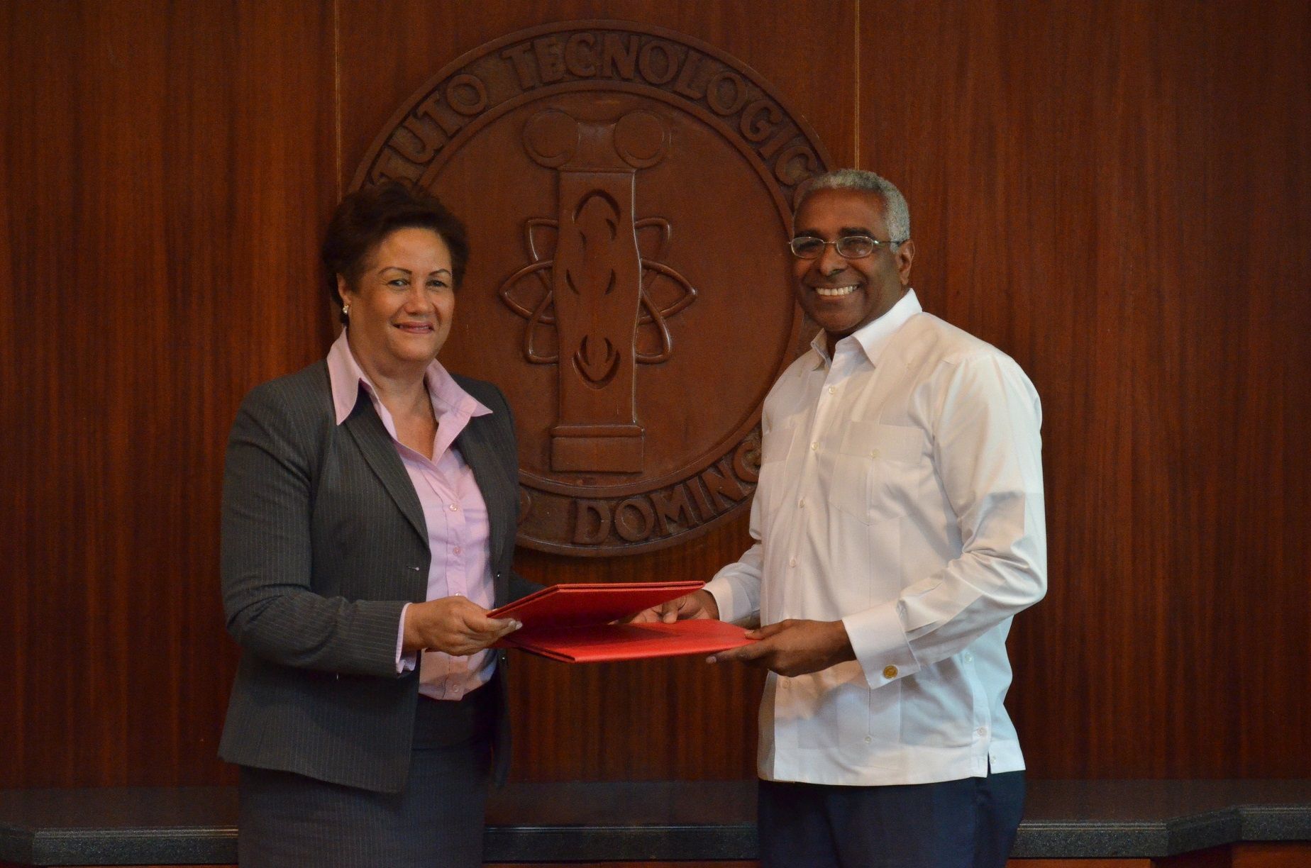 ?p=image&amp;src=%7B%22file%22%3A%22images%2Fprensa%2FFlorinda+Rojas+y+Rolando+Guzmn2 Instituto Tecnol&oacute;gico de Santo Domingo - Investigar&aacute;n trata de personas en Rep&uacute;blica Dominicana