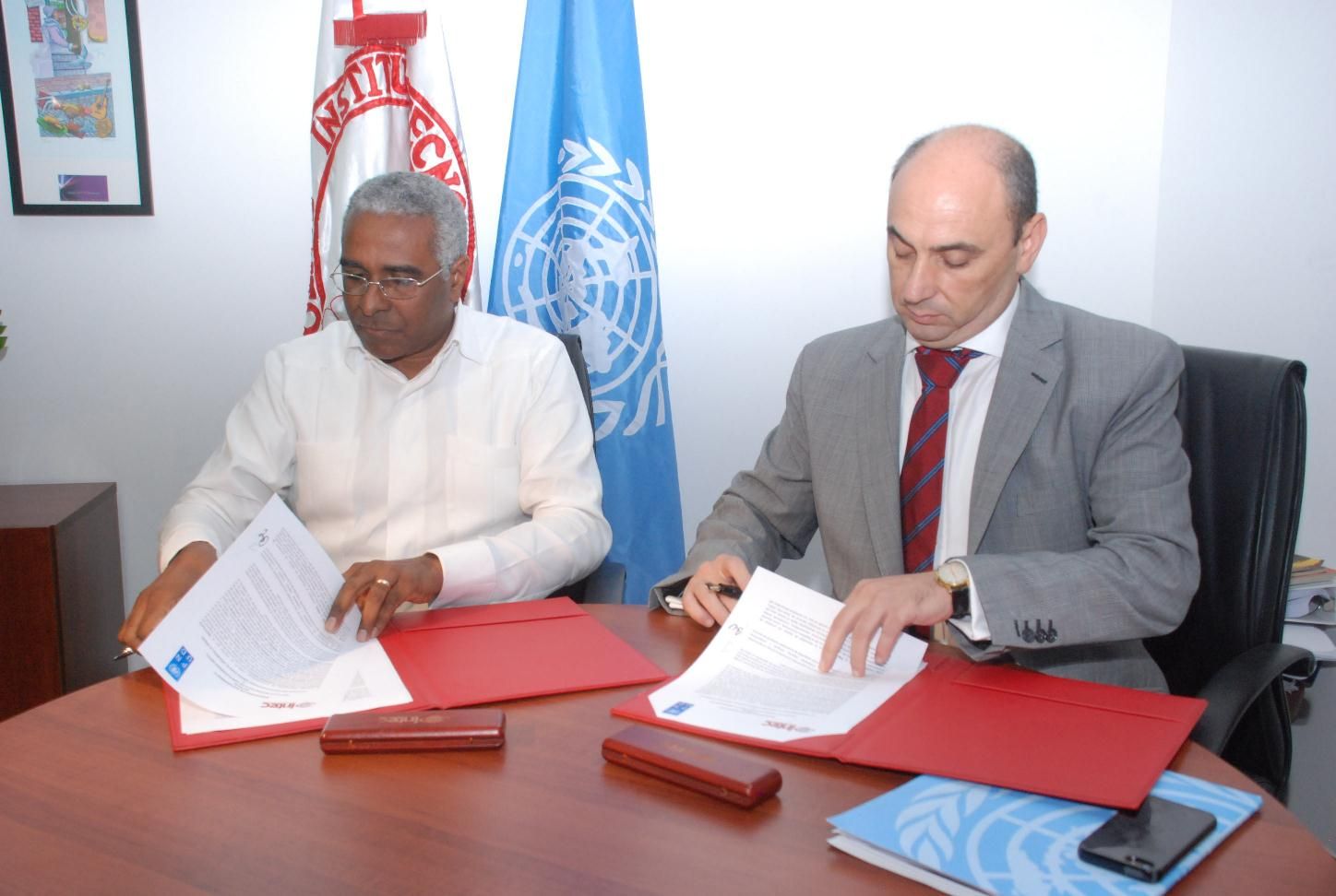 ?p=image&amp;src=%7B%22file%22%3A%22images%2Fprensa%2FRolando+Guzman+y+Lorenzo+Jimenez Instituto Tecnol&oacute;gico de Santo Domingo - PNUD e INTEC acuerdan fomentar di&aacute;logo sobre Ley de Partidos