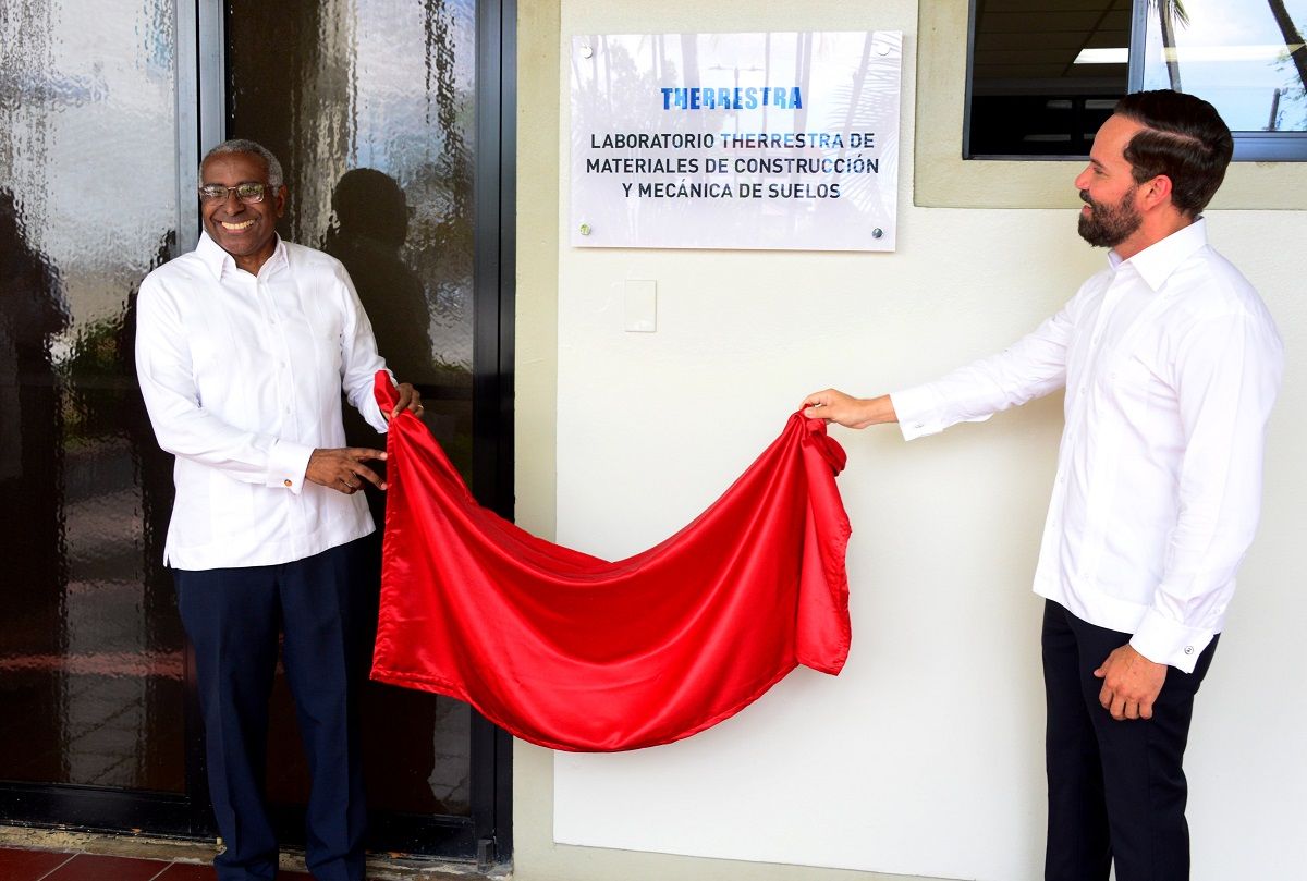 ?p=image&amp;src=%7B%22file%22%3A%22images%2Fnews%2FRolando+M.+Guzmn+y+Hugo+Prez+Ovalles.-min Instituto Tecnol&oacute;gico de Santo Domingo - INTEC inaugura Laboratorio Therrestra de Materiales de Construcci&oacute;n y Mec&aacute;nica de Suelos