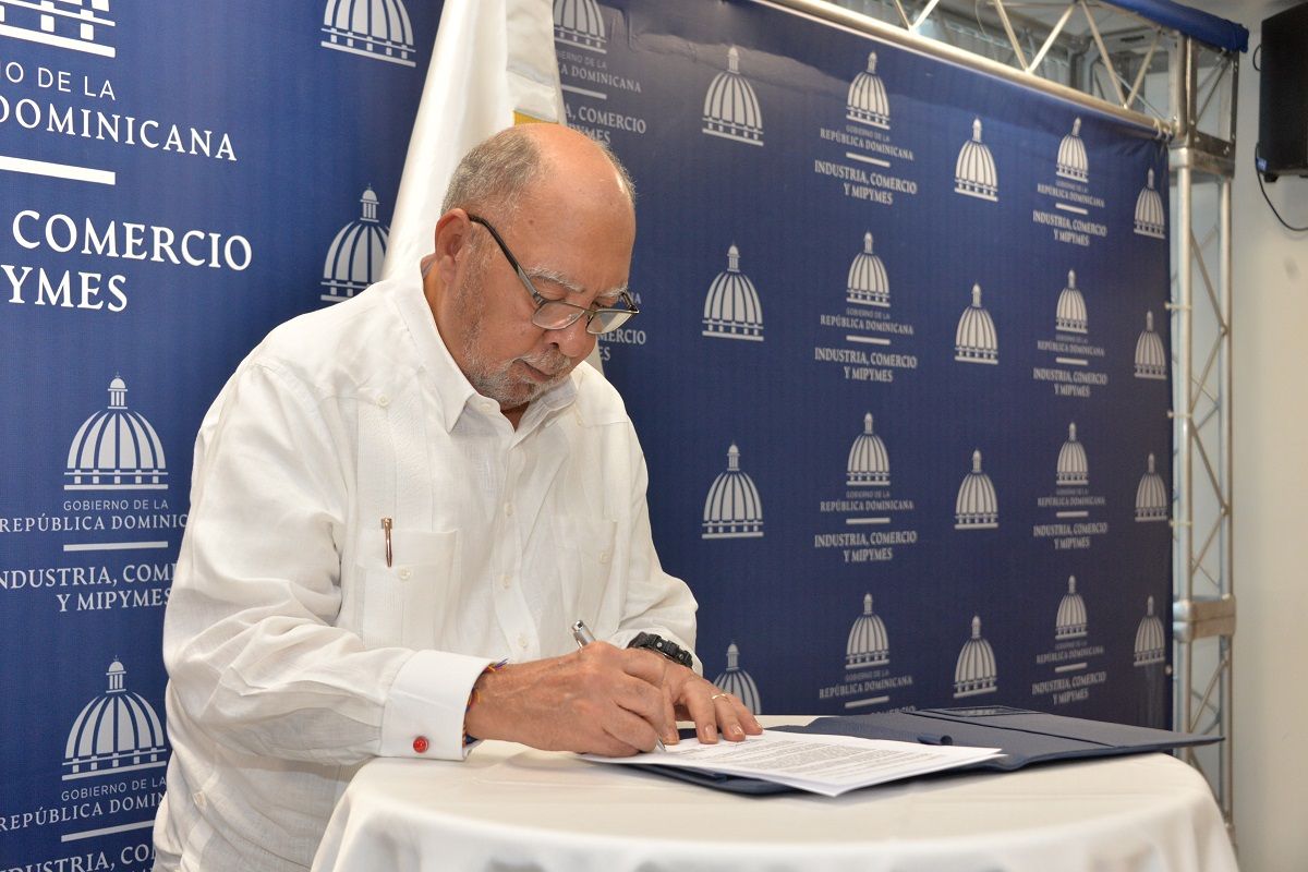?p=image&amp;src=%7B%22file%22%3A%22images%2Fnews%2FJulio-Sanchez-memorandum-micm Instituto Tecnol&oacute;gico de Santo Domingo - MICM deja conformado el Comit&eacute; Directivo de la Plataforma Nacional de Acci&oacute;n sobre los Pl&aacute;sticos de la Rep&uacute;blica Dominicana 