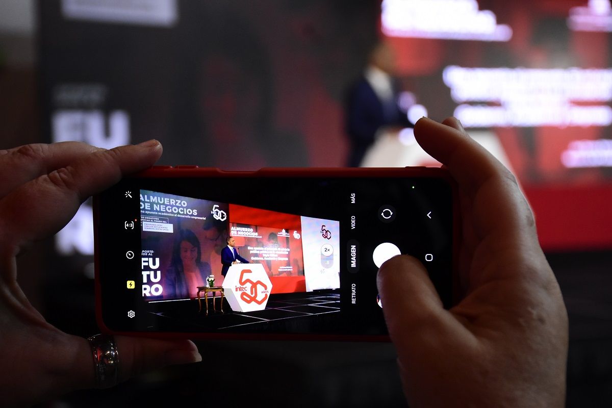 ?p=image&amp;src=%7B%22file%22%3A%22images%2Fnews%2Falmuerzodenegocios Instituto Tecnol&oacute;gico de Santo Domingo - Empresas e instituciones aportan al fondo de Becas PIES del INTEC