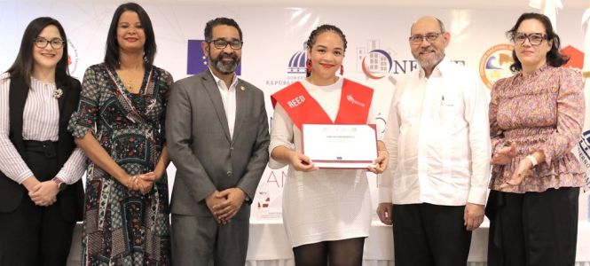 ?p=image&amp;src=%7B%22file%22%3A%22images%2Fnews%2FEntregadiplomadoOnesvie Instituto Tecnol&oacute;gico de Santo Domingo - Notas de prensa