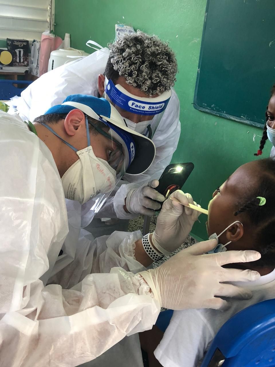 ?p=image&amp;src=%7B%22file%22%3A%22images%2Fnews%2FConsulta+de+pediatra+en+el+Centro+Educativo+Gualey Instituto Tecnol&oacute;gico de Santo Domingo - INTEC y YALE realizan operativo m&eacute;dico y odontol&oacute;gico preventivo de COVID-19 en Peravia