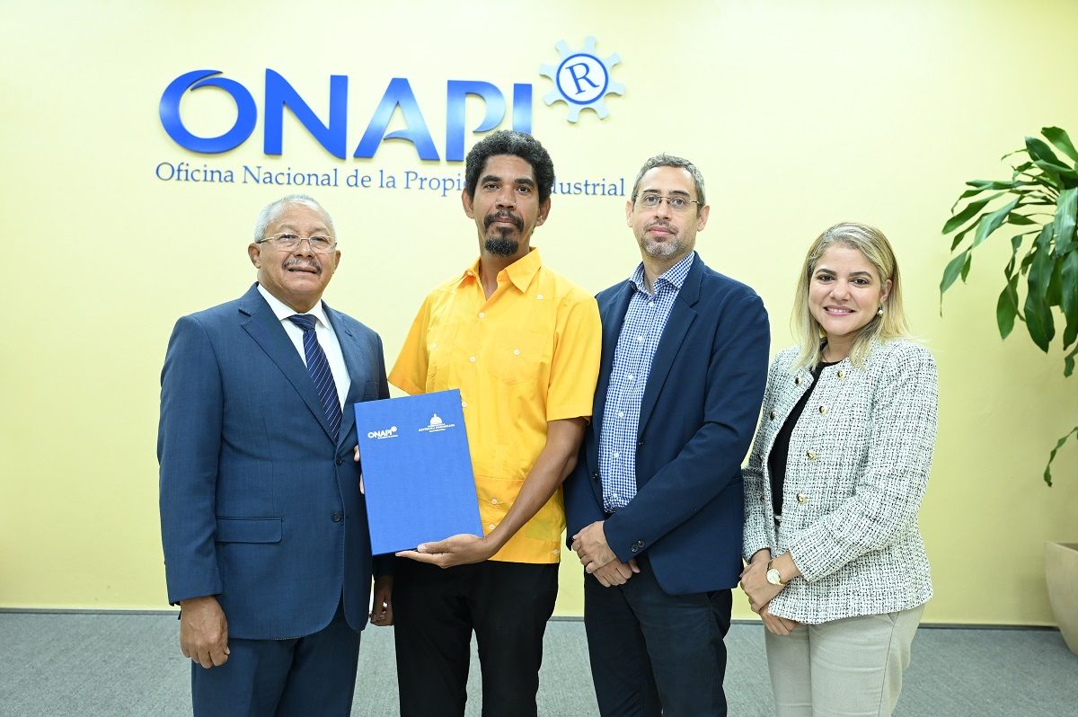 ?p=image&amp;src=%7B%22file%22%3A%22images%2Fnews%2FMelvinAriasrecibepatente Instituto Tecnol&oacute;gico de Santo Domingo - INTEC recibe d&eacute;cimo tercera patente por invenci&oacute;n que impactar&aacute; el sector agr&iacute;cola