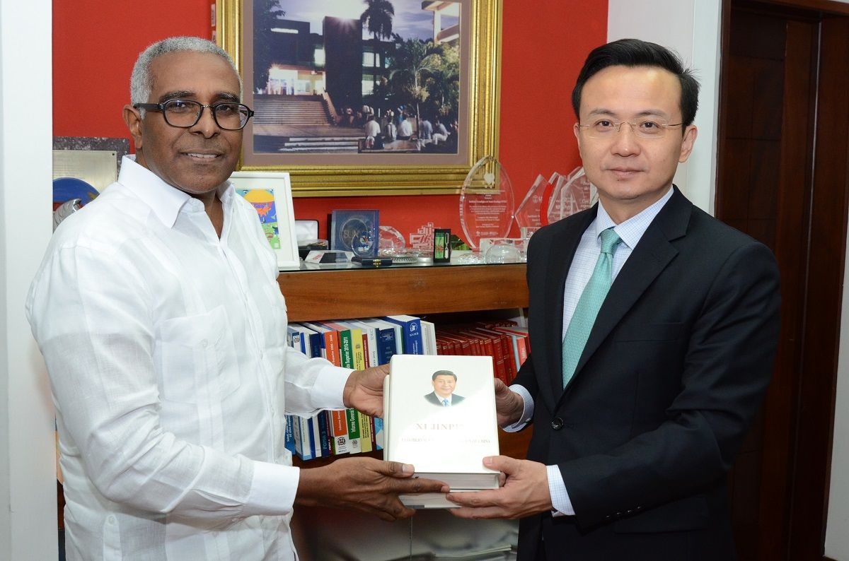 ?p=image&amp;src=%7B%22file%22%3A%22images%2Fnews%2FRolando+Guzmn+y+Zhang+Run Instituto Tecnol&oacute;gico de Santo Domingo - Embajador de China valora al INTEC como pionera en las relaciones con su pa&iacute;s 