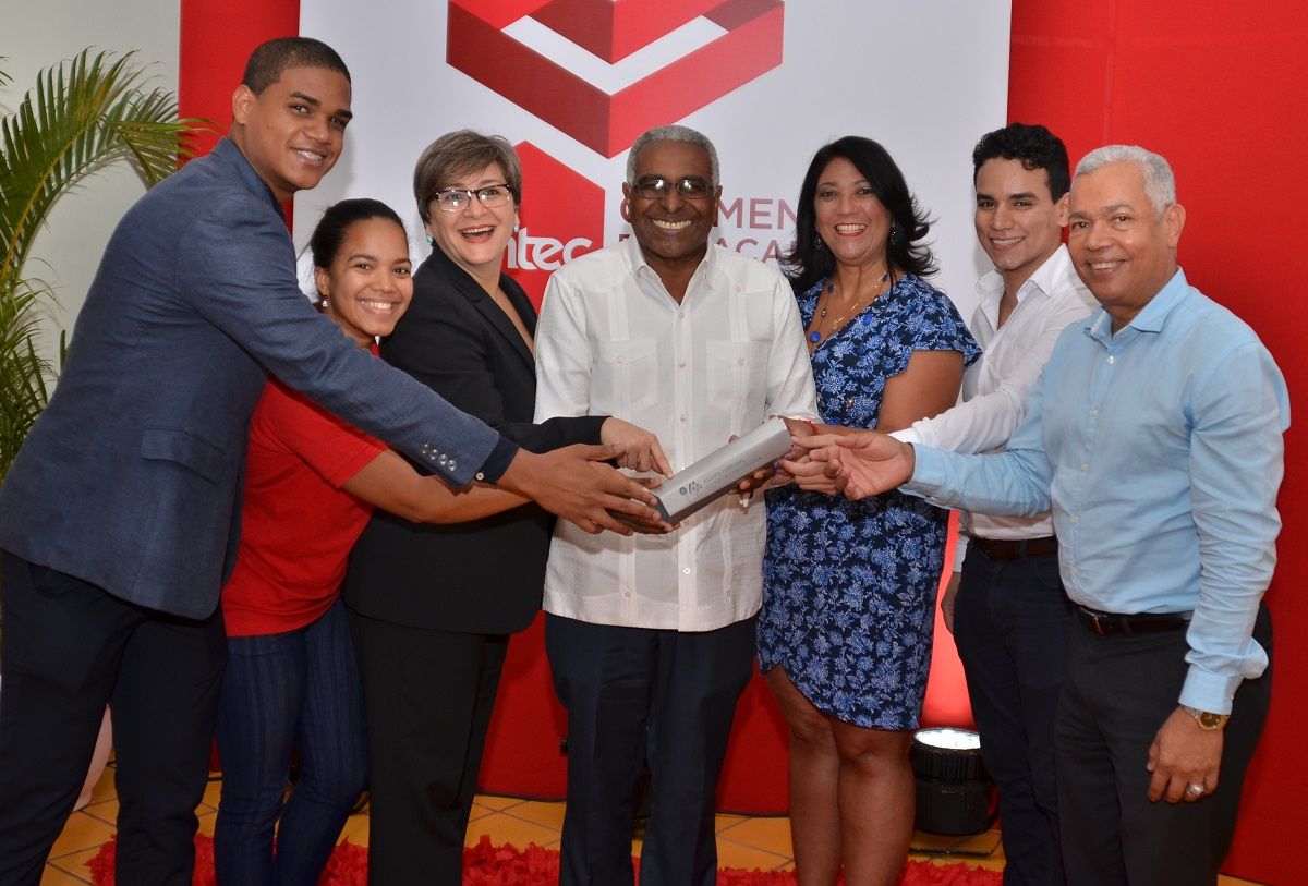 ?p=image&amp;src=%7B%22file%22%3A%22images%2Fnews%2FColmenaDestacadaCatalizador Instituto Tecnol&oacute;gico de Santo Domingo - Premios Colmena Destacada: reconocimiento al talento inteciano
