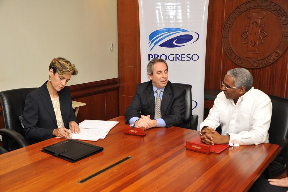 ?p=image&amp;src=%7B%22file%22%3A%22images%2Fprensa%2FYolanda+Fernandez+Mark+Silverman+y+Rolando+Guzman Instituto Tecnol&oacute;gico de Santo Domingo - Banco del Progreso e INTEC crear&aacute;n concentraciones en banca para carreras 