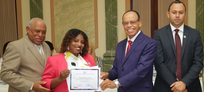 ?p=image&amp;src=%7B%22file%22%3A%22images%2Fnews%2FEsmerarda+Montero1 Instituto Tecnol&oacute;gico de Santo Domingo - Notas de prensa