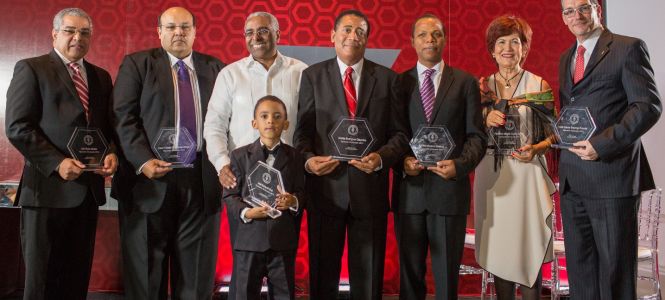 ?p=image&amp;src=%7B%22file%22%3A%22images%2Fprensa%2FEgresadosDestacados Instituto Tecnol&oacute;gico de Santo Domingo - Notas de prensa