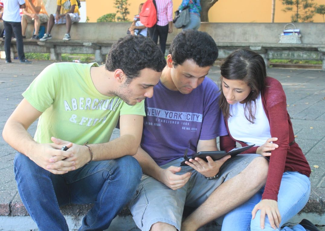 ?p=image&amp;src=%7B%22file%22%3A%22images%2Fprensa%2F2+Lectura+en+Kindles2 Instituto Tecnol&oacute;gico de Santo Domingo - Biblioteca presta libros de texto en l&iacute;nea