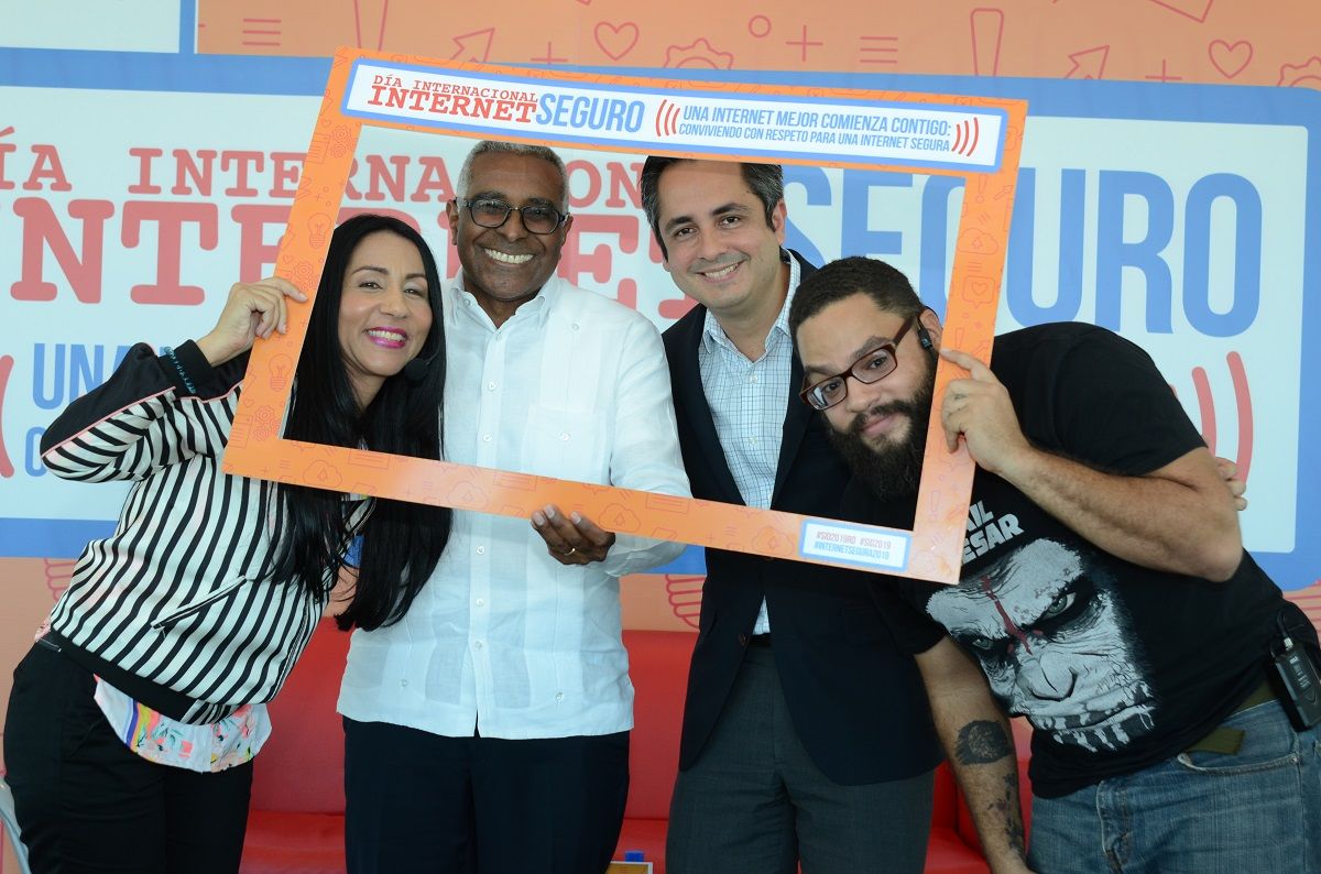?p=image&amp;src=%7B%22file%22%3A%22images%2Fnews%2F%2FInternetSeguro Instituto Tecnol&oacute;gico de Santo Domingo - INTEC, Unik Radio y Vestidos de Cordura celebran radio marat&oacute;n por el D&iacute;a Internacional del Internet Seguro