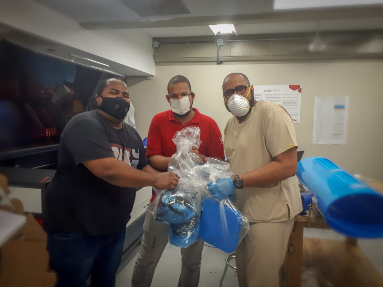 Delivery_of_50_m%C3%A1scaras_al_Hospital_Dar%C3%ADo_Contreras-min Instituto Tecnológico de Santo Domingo - INTEC laboratories manufacture reusable masks for medical personnel; request support for supplies