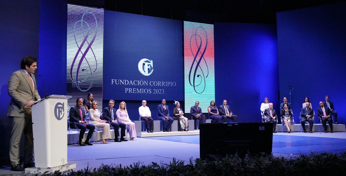 Manuel%20Colome%20recibe%20Premio%20Fundacion%20Corripio%202023b Instituto Tecnológico de Santo Domingo - INTEC teacher receives Corripio Foundation Award