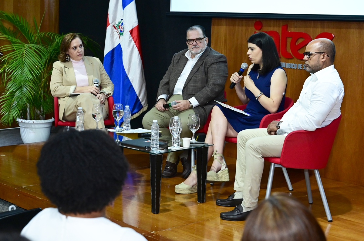 Segundo%20panel%20Construyendo%20credibilidad%20en%20un%20mundo%20conectado Instituto Tecnológico de Santo Domingo - Periodistas y expertos llaman al Estado a regular uso de la IA para difundir noticias falsas 
