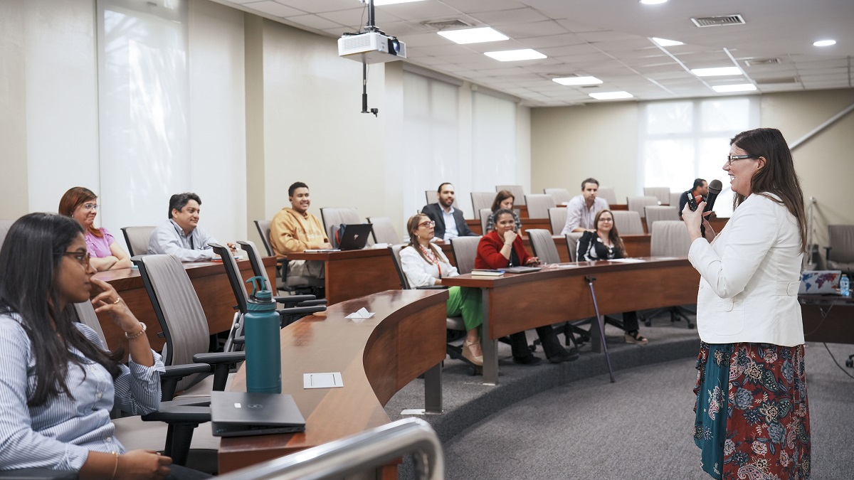 96%20Doctora%20en%20Ingenieria%20Civil%20y%20de%20Materiales%20Amy%20Landis Instituto Tecnológico de Santo Domingo - Doctora en Ingeniería Civil y de Materiales afirma: “cada persona ha consumido la cantidad de plástico que posee una tarjeta de crédito”