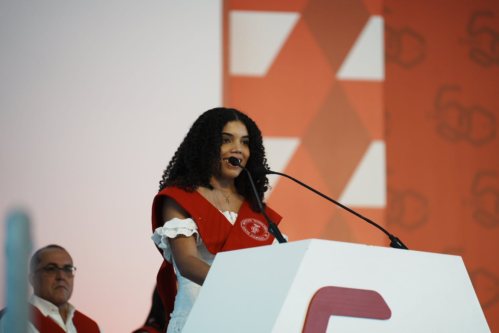 Lia%20Carrasco%20graduanda%20con%20mayor%20indice%20de%20la%20promocion%20pronuncia%20discurso Instituto Tecnológico de Santo Domingo - Claudia Pellerano asegura República Dominicana está llena de oportunidades para jóvenes profesionales 