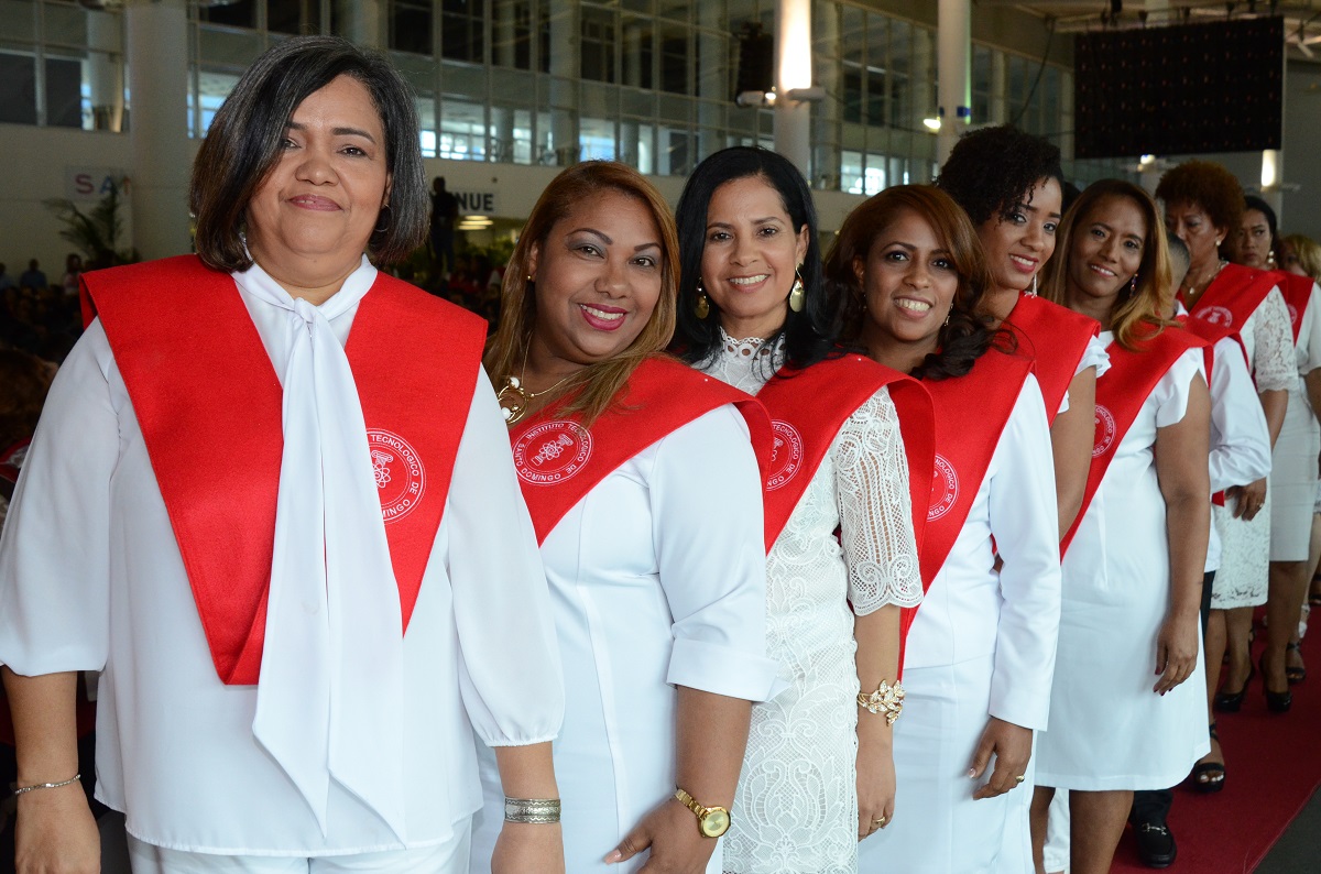 Desiree_del_Rosario_y_graduandas_de_la_Maestr%C3%ADa_en_G%C3%A9nero_y_Pol%C3%ADticas_de_Igualdad_en_Educaci%C3%B3n Instituto Tecnológico de Santo Domingo - Dieciséis docentes se gradúan de la maestría en Género y Políticas de Igualdad en Educación