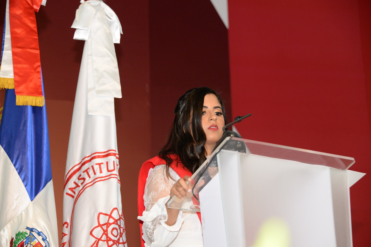Edith Carolina Gómez Sánchez graduanda con el máximo honor en la graduación 58 del INTEC