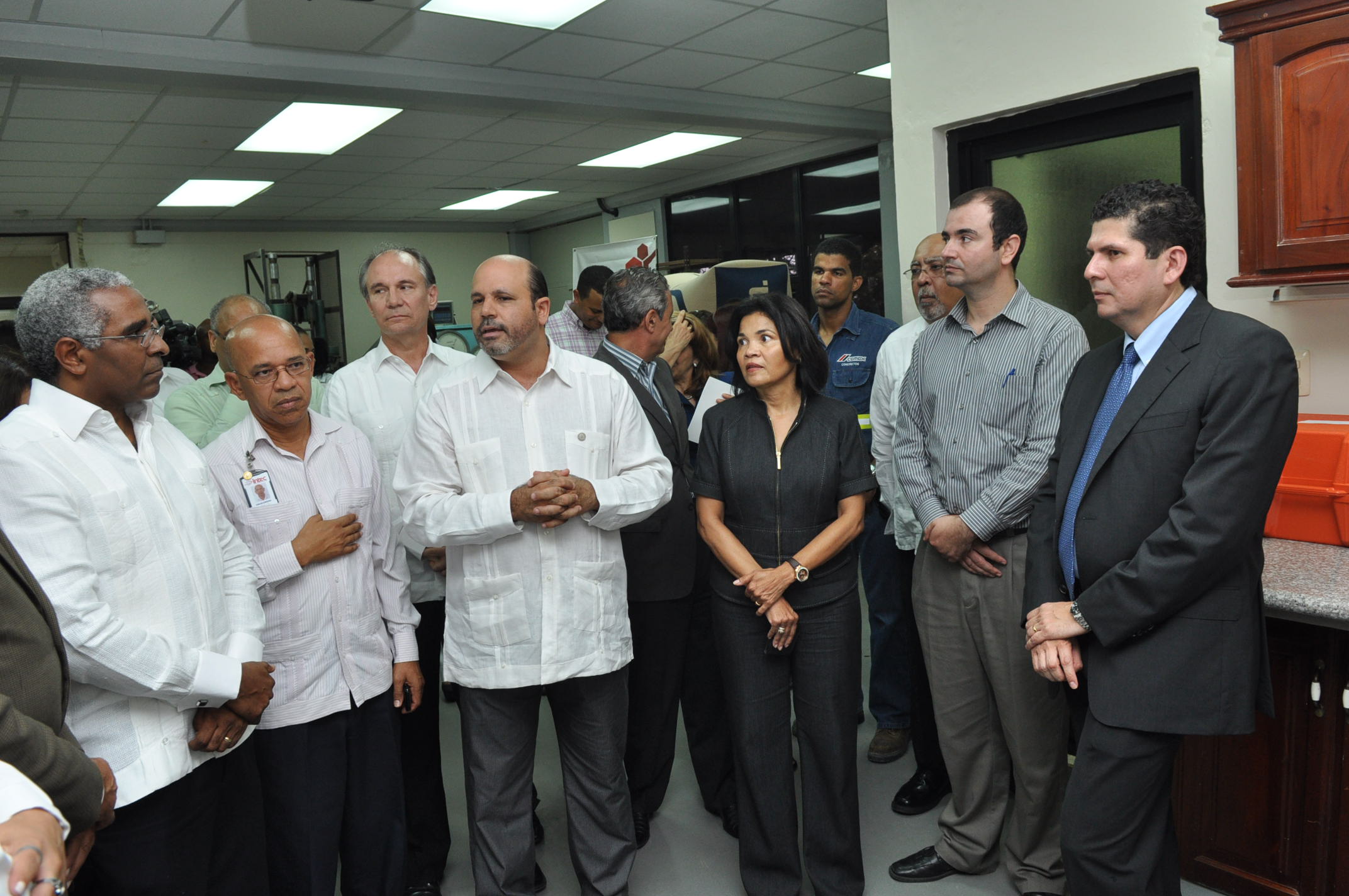 Edgar_Stefan_encargado_del_Laboratorio_de_Materiales_de_Construccion_y_Mecanica_de_Suelos_explica_a_presentes Instituto Tecnológico de Santo Domingo - Cemex dona equipos a laboratorio del INTEC