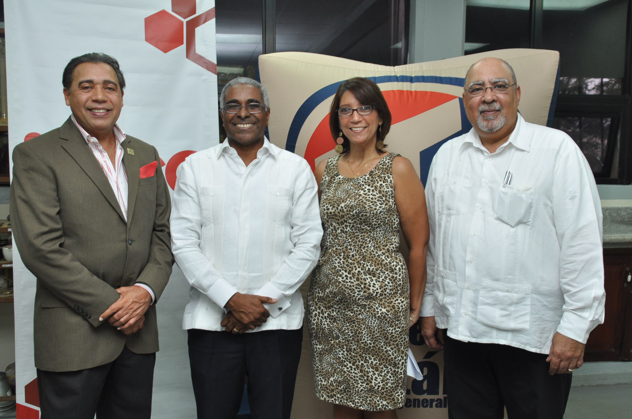 Fermin_Acosta_Rolando_Guzman_Ailin_Lockward_y_Julio_Sanchez Instituto Tecnológico de Santo Domingo - Cemex dona equipos a laboratorio del INTEC