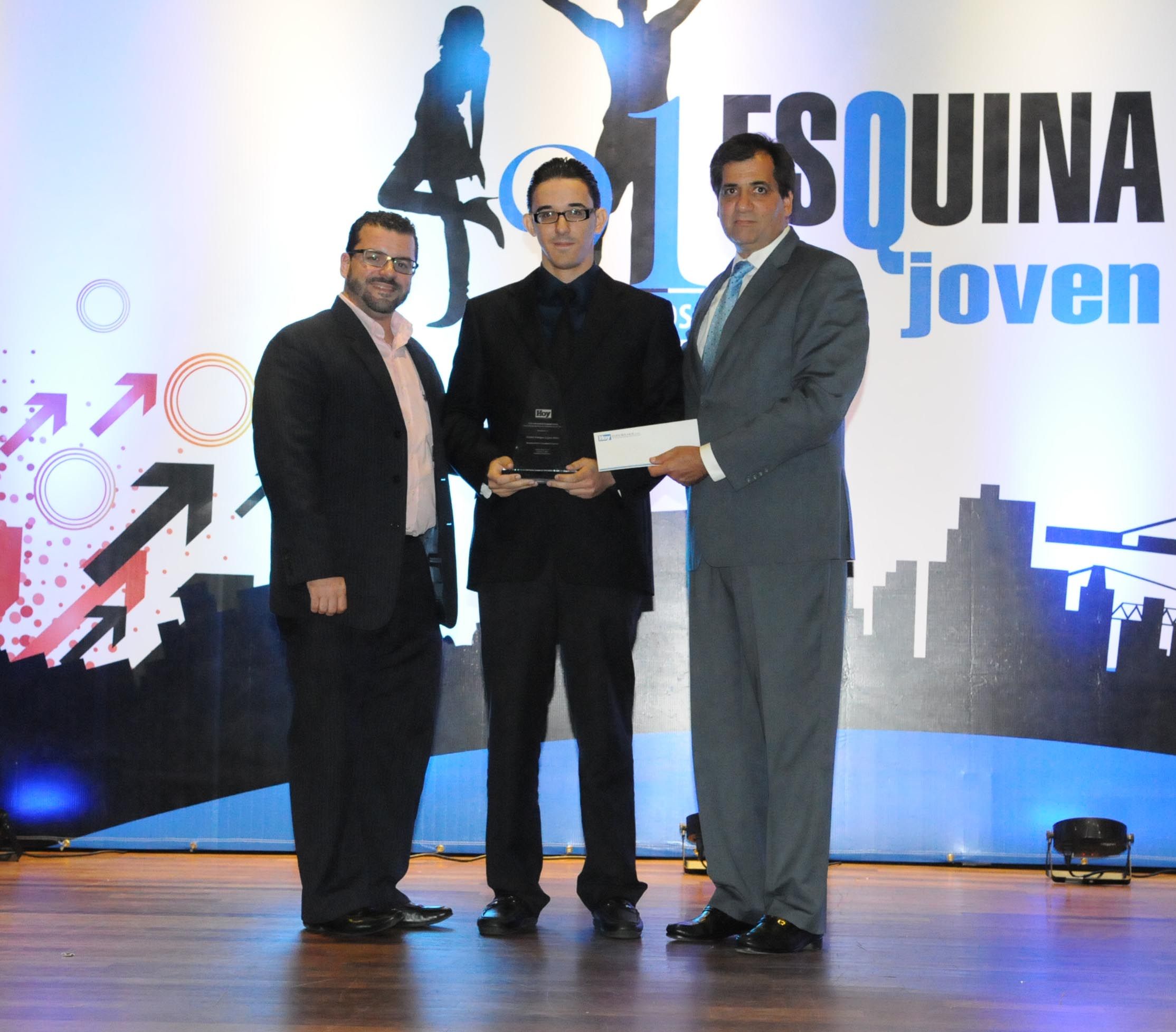 Daniel%20Lpez%20recibiendo%20su%20premio%20en%20la%20categora%20Mrito%20Estudiantil-06e481f9 image Daniel%20Lpez%20recibiendo%20su%20premio%20en%20la%20categora%20Mrito%20Estudiantil-06e481f9 Instituto Tecnológico de Santo Domingo - Intecianos reciben Premios Esquina Joven del periódico Hoy