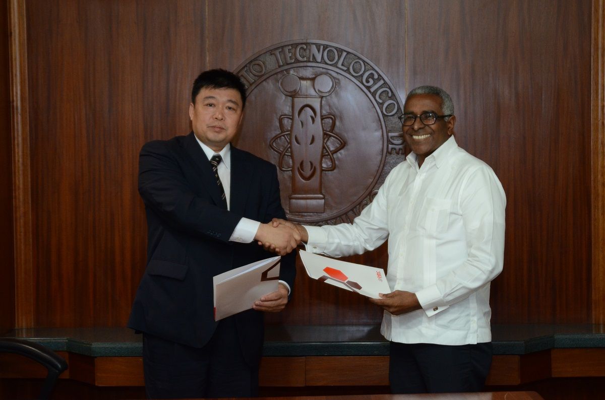 MingYan%20y%20RolandoGuzmn-1a296d9d image MingYan%20y%20RolandoGuzmn-1a296d9d Instituto Tecnológico de Santo Domingo - INTEC y la Universidad de Heilongjiang firman acuerdo para instalar el primer Instituto Confucio en el país