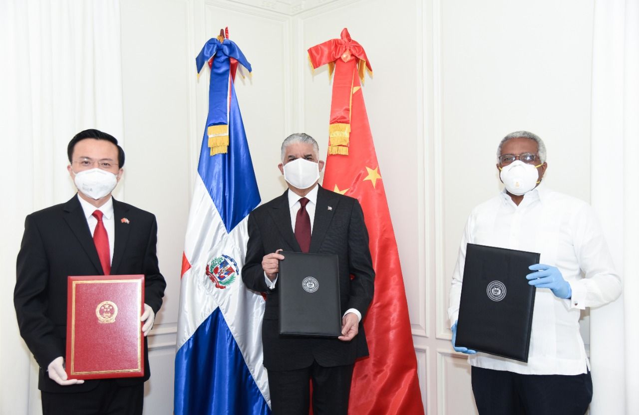 El%20embajador%20de%20China%20Zhang%20Run%20el%20ministro%20de%20Relaciones%20Exteriores%20Miguel%20Vargas%20y%20el%20rector%20del%20INTEC%20Rolando%20Guzmn-72f8162c image El%20embajador%20de%20China%20Zhang%20Run%20el%20ministro%20de%20Relaciones%20Exteriores%20Miguel%20Vargas%20y%20el%20rector%20del%20INTEC%20Rolando%20Guzmn-72f8162c Instituto Tecnológico de Santo Domingo - China dona RD$1 MM al INTEC para fabricación de ventiladores