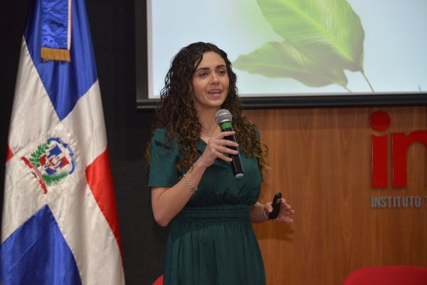 En la XII Conferencia Dominicana de Estudios de Género, la abogada Nora Cabrera Velazco informó efectos del cambio climático presentan mayor incidencia en los sectores vulnerables, 80% de las personas desplazadas por cambio climático son mujeres