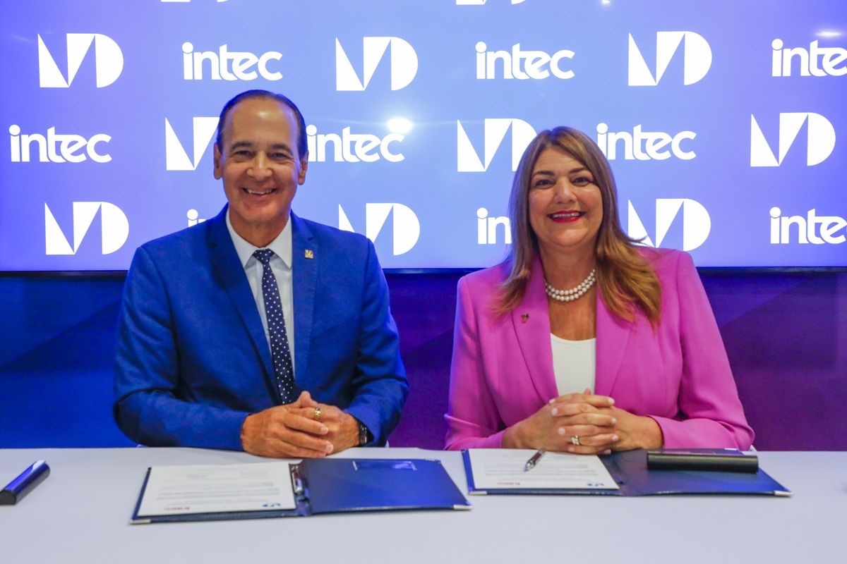 El%20rector%20del%20INTEC%20Arturo%20Del%20Villar%20y%20Madeline%20Pumariega%20Presidenta%20de%20MDC-b09387c1 Instituto Tecnol&oacute;gico de Santo Domingo - INTEC firma convenio con Miami Dade College para capacitaci&oacute;n en IA