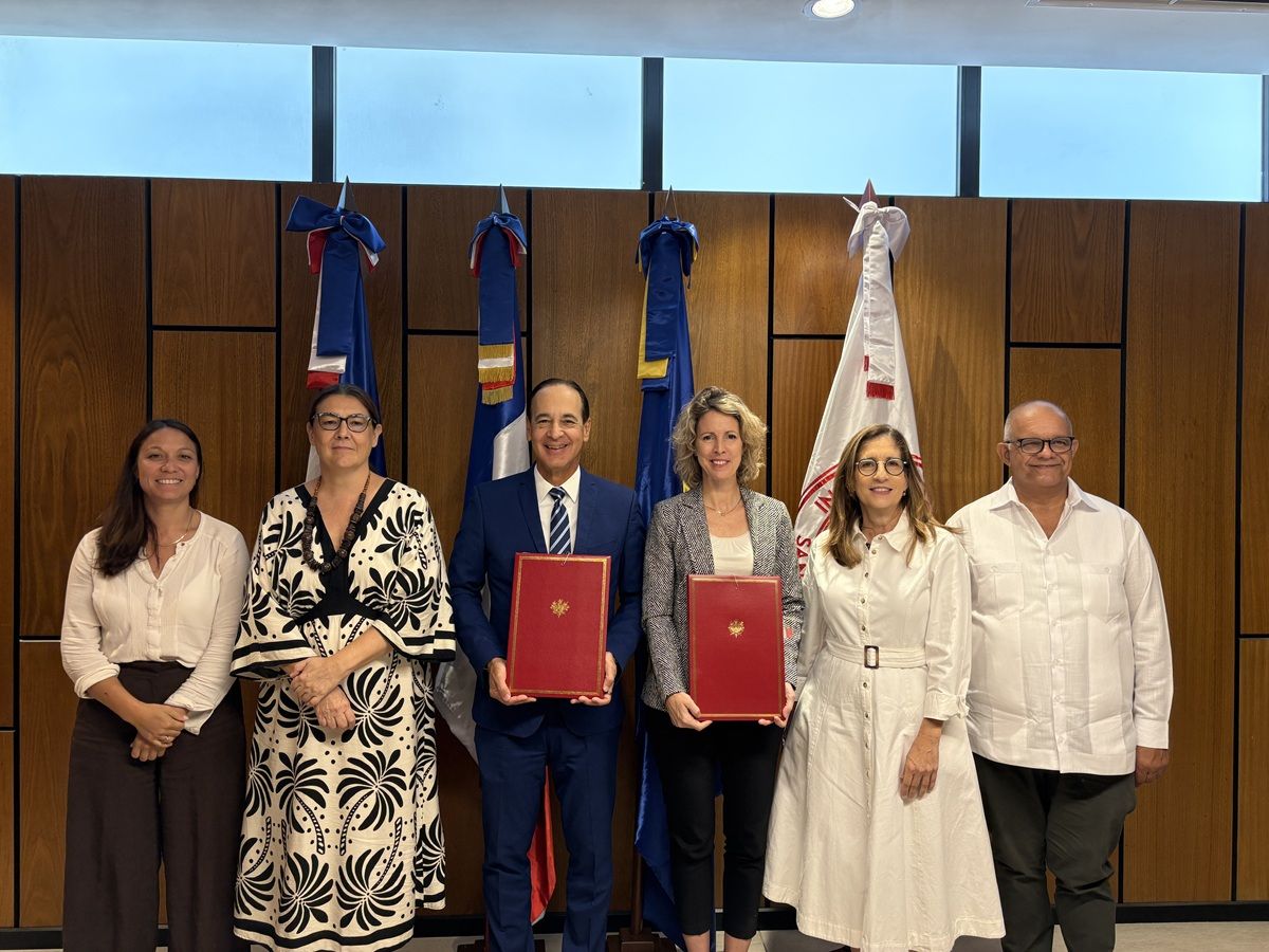 Equipos%20de%20la%20Embajada%20de%20Francia%20y%20del%20INTEC%20tras%20la%20firma%20de%20acuerdo-c6ea6a55 Instituto Tecnol&oacute;gico de Santo Domingo - INTEC coordinar&aacute; en RD proyecto regional financiado por Francia para fortalecer la gesti&oacute;n del sargazo en el Caribe
