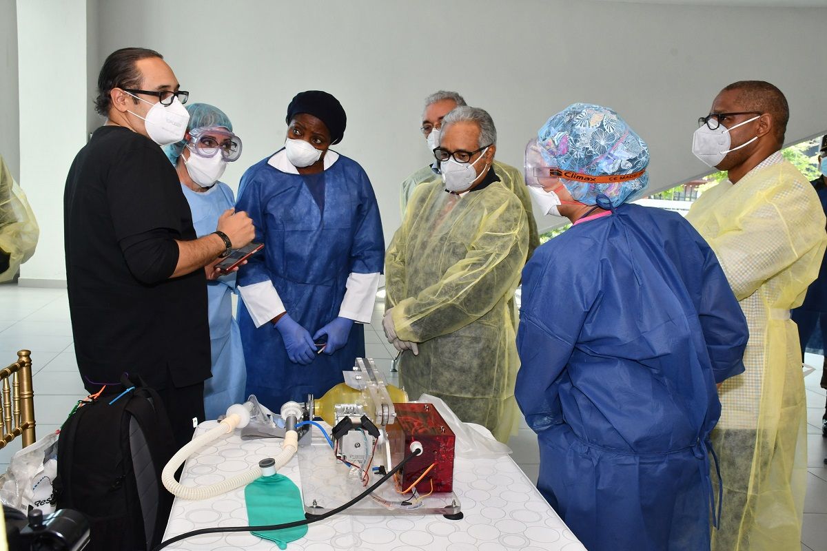 El%20ministro%20de%20Salud%20Pblica%20prueba%20el%20ventilador%20artificial%20fabricado%20por%20INTEC%20en%20el%20hospital%20Marcelino%20Velez%20Santana.JPG-1-d1a6dee0 image El%20ministro%20de%20Salud%20Pblica%20prueba%20el%20ventilador%20artificial%20fabricado%20por%20INTEC%20en%20el%20hospital%20Marcelino%20Velez%20Santana.JPG-1-d1a6dee0 Instituto Tecnológico de Santo Domingo - INTEC y Ministerio de Salud Pública firman acuerdo para producción de 100 ventiladores mecánicos